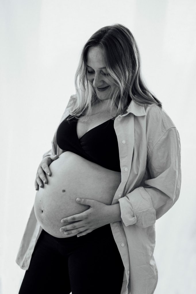 Das ist ein Foto von einer schwangeren Frau.