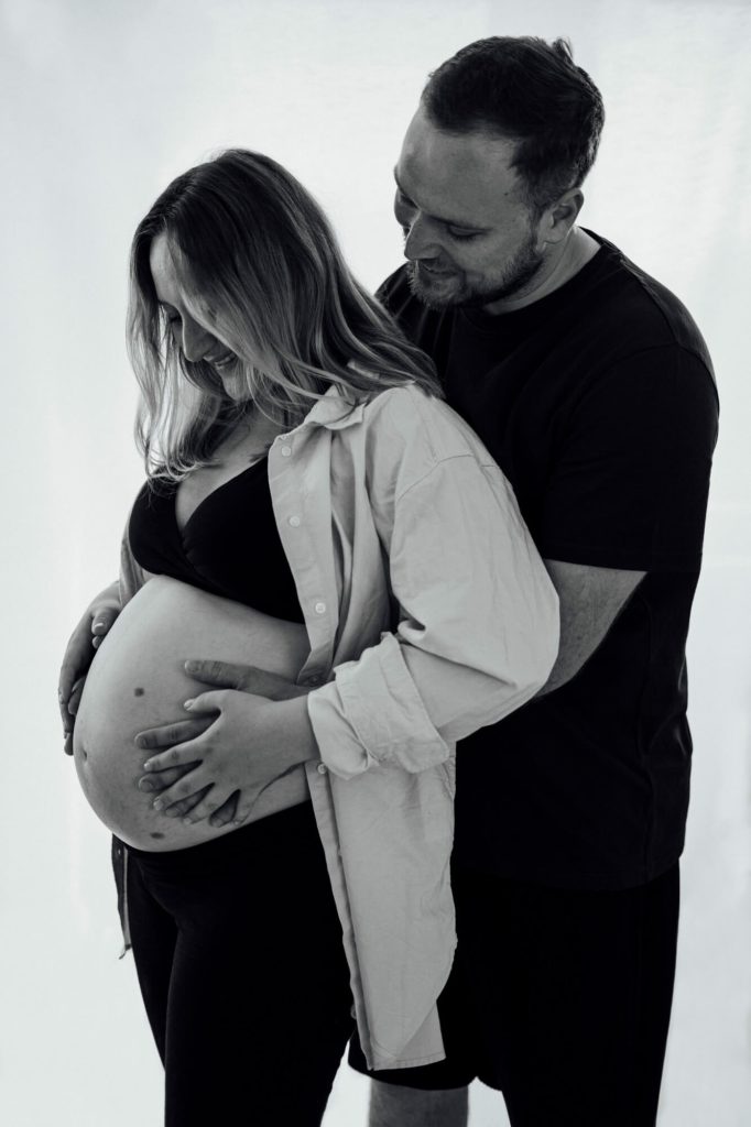 Bild eines schwangeren Paares.