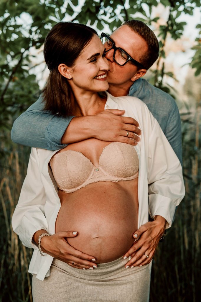 Schwangeres Paar am Bodensee