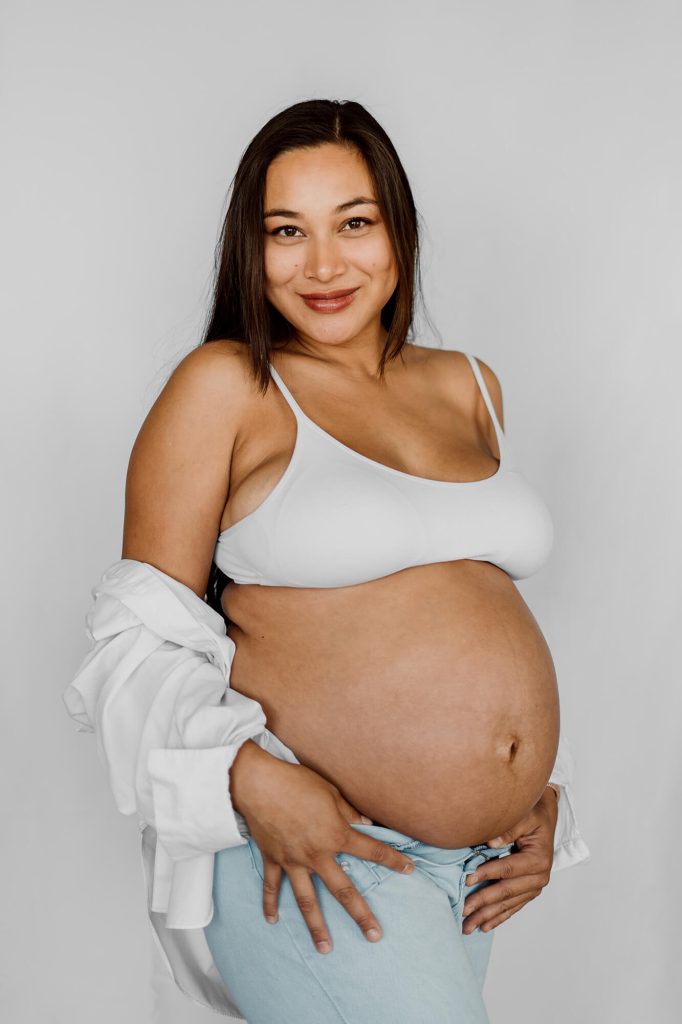 Schwangere Frau in Hemd