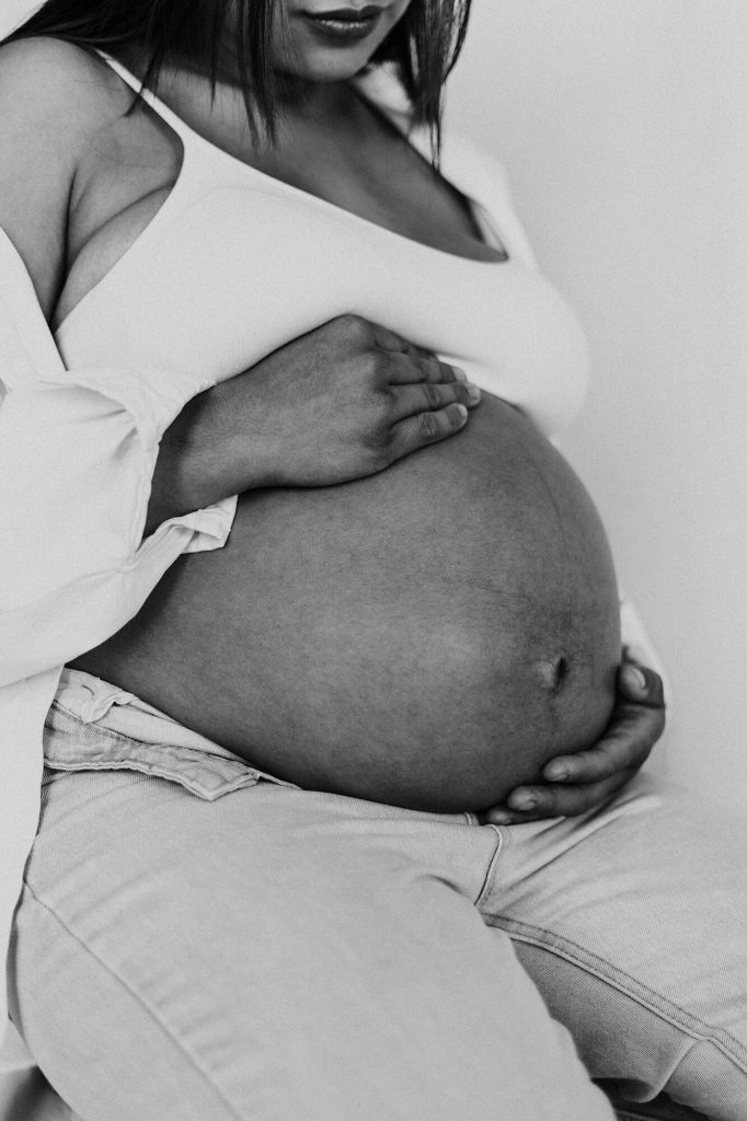 Schwarz-Weiss-Foto einer schwangeren Frau